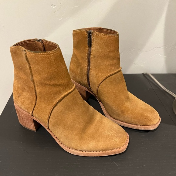 Frye Monroe Suede Booties EUC 6.5 - Picture 1 of 5